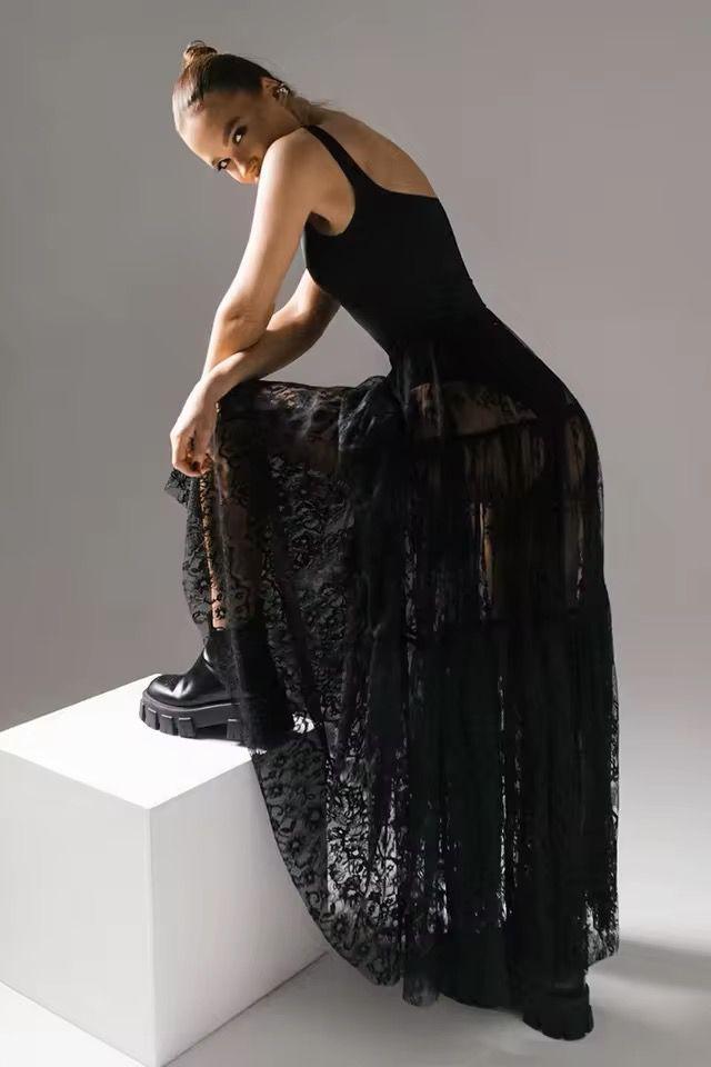 JENN - High-waisted lace skirt in black